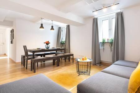 Marienplatz 2 Bedrooms Living Kitchen Apartment München